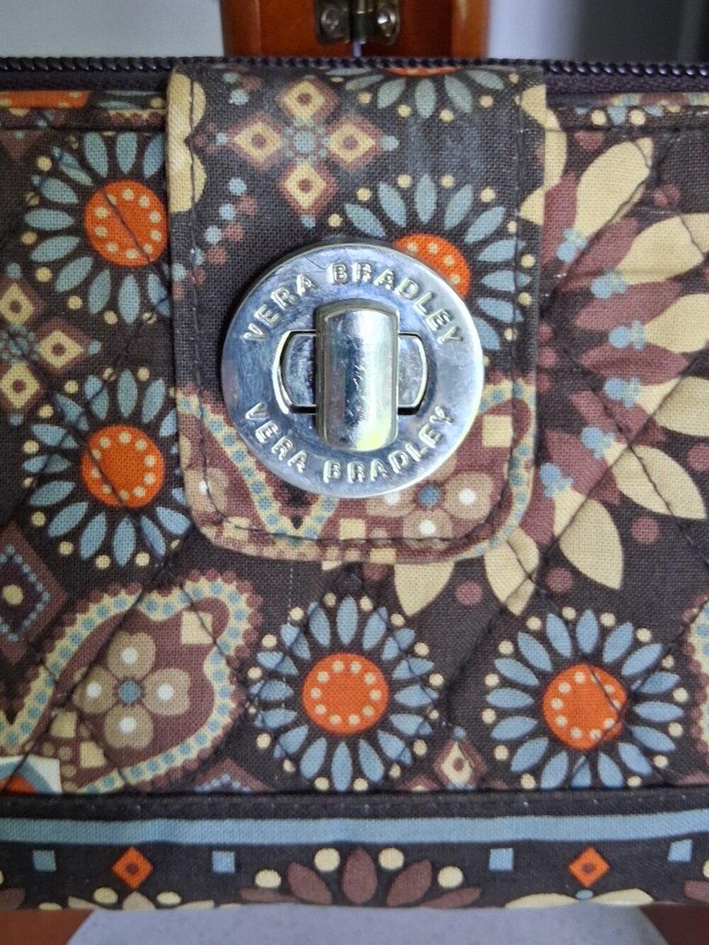 Vera Bradley Turn-lock & Zip-Around Wallet in Canyon "Retired" Pattern - Picture 2 of 13
